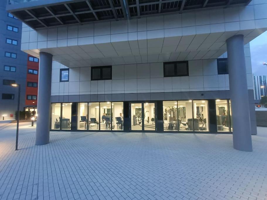 Snuggle Inn - Riverside Apartments - Views Over Looking London River Thames, Close To O2 Arena, London Excel, London City Airport, Thames Clipper- River Boat Service, Woolwich Ferry, Onsite Parking, Twin Room Option Available Екстериор снимка
