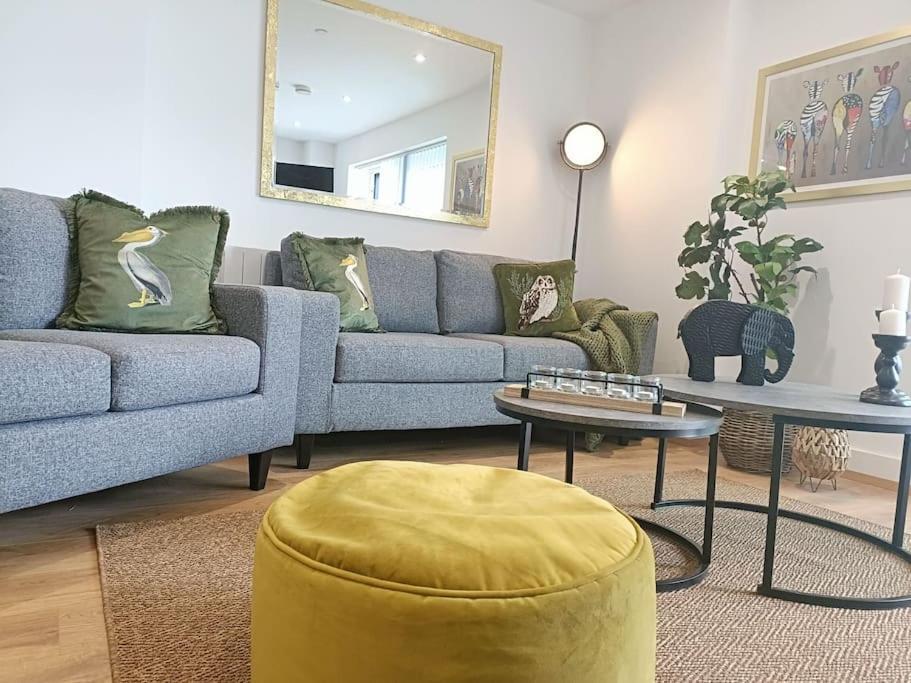 Snuggle Inn - Riverside Apartments - Views Over Looking London River Thames, Close To O2 Arena, London Excel, London City Airport, Thames Clipper- River Boat Service, Woolwich Ferry, Onsite Parking, Twin Room Option Available Екстериор снимка