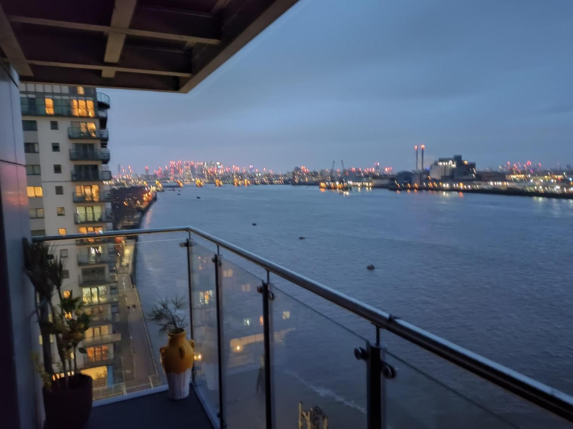 Snuggle Inn - Riverside Apartments - Views Over Looking London River Thames, Close To O2 Arena, London Excel, London City Airport, Thames Clipper- River Boat Service, Woolwich Ferry, Onsite Parking, Twin Room Option Available Екстериор снимка