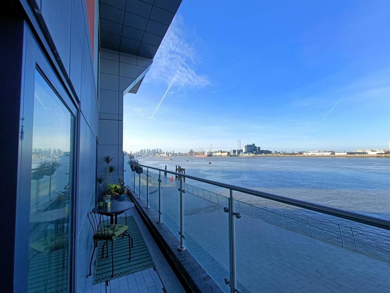 Snuggle Inn - Riverside Apartments - Views Over Looking London River Thames, Close To O2 Arena, London Excel, London City Airport, Thames Clipper- River Boat Service, Woolwich Ferry, Onsite Parking, Twin Room Option Available Екстериор снимка