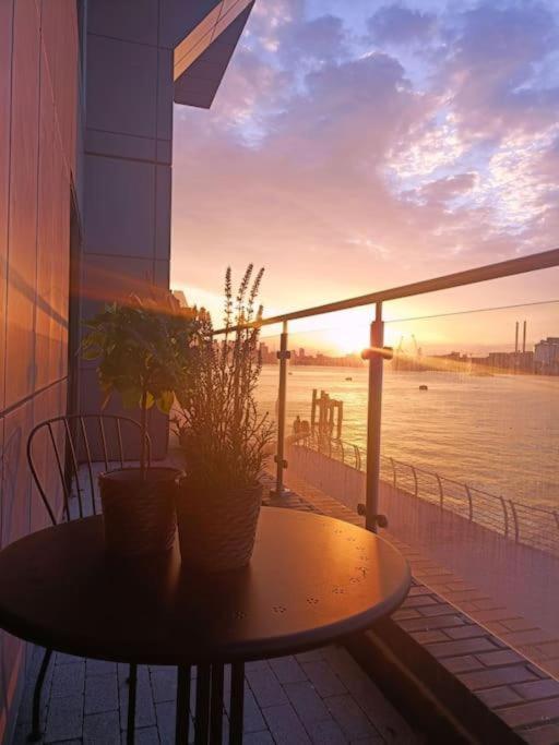 Snuggle Inn - Riverside Apartments - Views Over Looking London River Thames, Close To O2 Arena, London Excel, London City Airport, Thames Clipper- River Boat Service, Woolwich Ferry, Onsite Parking, Twin Room Option Available Екстериор снимка