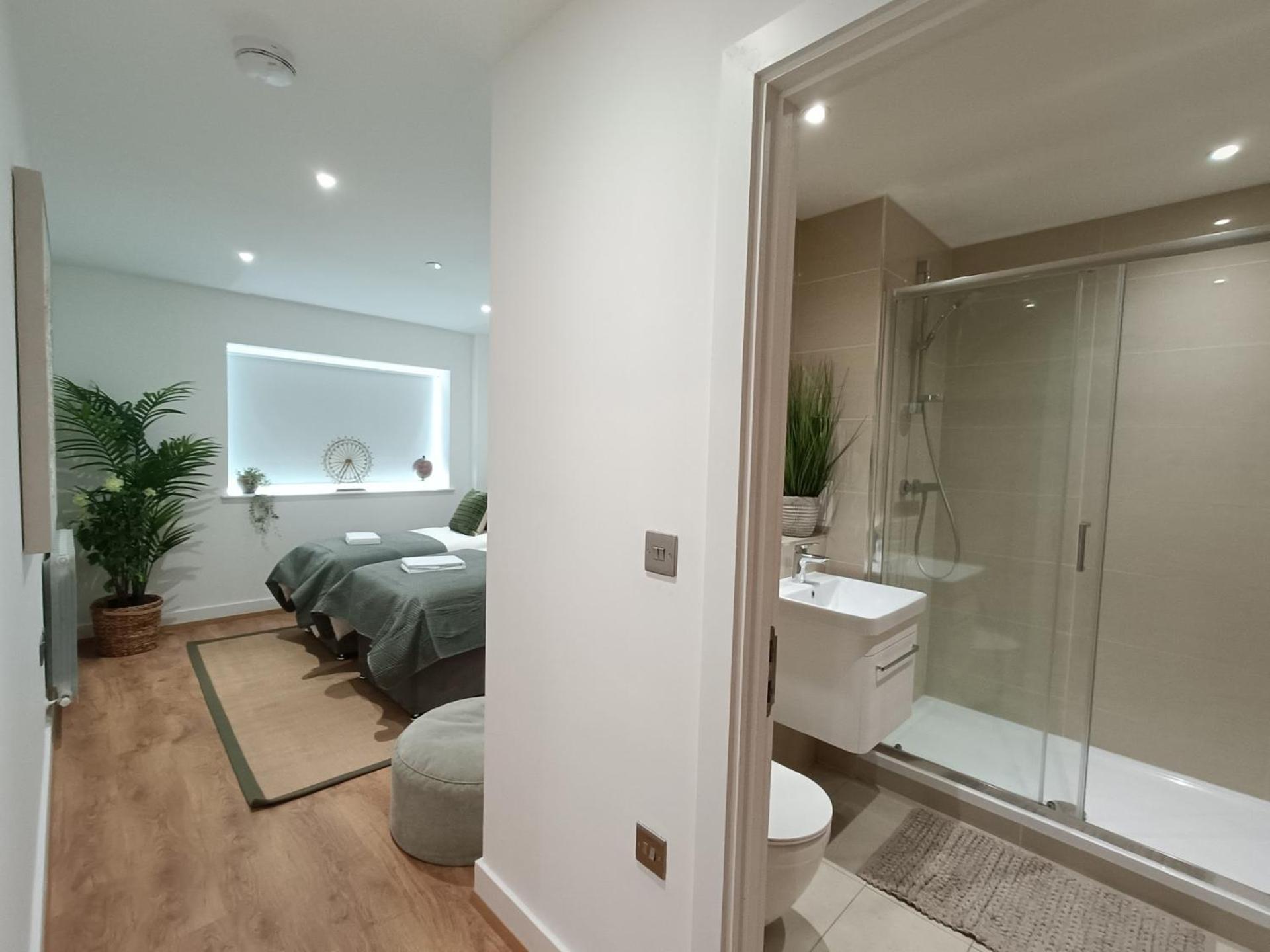 Snuggle Inn - Riverside Apartments - Views Over Looking London River Thames, Close To O2 Arena, London Excel, London City Airport, Thames Clipper- River Boat Service, Woolwich Ferry, Onsite Parking, Twin Room Option Available Екстериор снимка