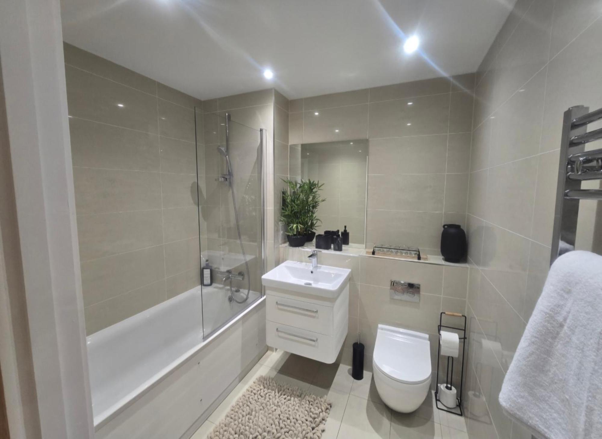 Snuggle Inn - Riverside Apartments - Views Over Looking London River Thames, Close To O2 Arena, London Excel, London City Airport, Thames Clipper- River Boat Service, Woolwich Ferry, Onsite Parking, Twin Room Option Available Екстериор снимка